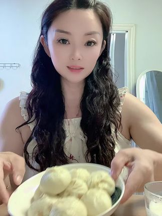 八月你好!每天忙碌到半夜,只为碎银几两,一款超越早餐店的黑猪肉杭州小笼包……超级好吃😂美好的一天从早餐开始,八个小笼包+一杯奶粉茶,喜欢吃的可以小黄车下单呦!