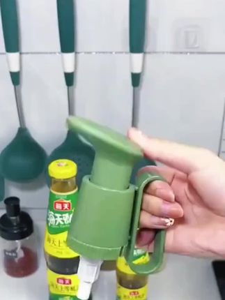 自带提手的#耗油瓶按压嘴 拿取方便,用量好掌握,用到最后也能轻松按压出来#厨房好物推荐 #好物推荐🔥 #生活好帮手 #居家必备