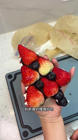 只需要一块巧克力在家就能轻松复刻圣诞树草莓酸奶砖,快@你最好的朋友给你圣诞节做起来吧!#圣诞树草莓酸奶砖 #邪修制作巧克力圣诞树 #恒温水龙头融化巧克力 #草莓脑袋的快乐 #抖音生活观察计划