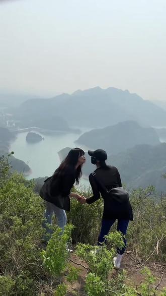 #山顶风景 #爬山🧗
快乐2B组合🤟🏻
我是快乐😎