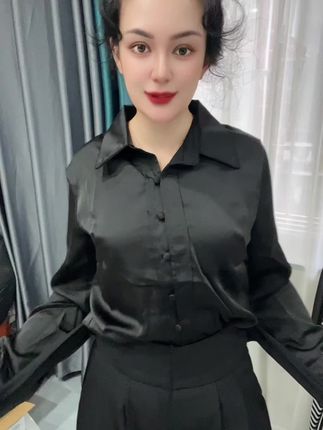 姐妹们,这套真的太显瘦了!它是这种衬衫加裤子的套装,裤子是这种垂感特别好的宽松直筒版型,穿上只有裤型没有腿型,而且它这个面料真的很舒服,特别适合夏天穿。上衣是这种经典的黑色翻领设计,简约又百搭,不管你是通勤还是日常穿都超合适,喜欢的姐妹赶紧冲!