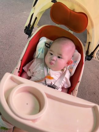 我们就像山坡上的蒲公英 看似自由,实则身不由己 #人类幼崽可爱行为 #记录你的点点滴滴等你长大给你看 #人类幼崽的vlog视角