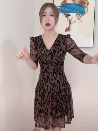 秋装新款豹纹连衣裙小性感V领收腰荷叶边长袖裙子#新款上新 #时尚穿搭 #谁穿谁好看