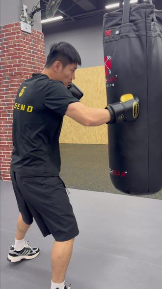 教你如何打勾拳#拳击干货 #打拳教学 #拳击技巧教学#青少年拳击技巧教学#传奇拳击馆