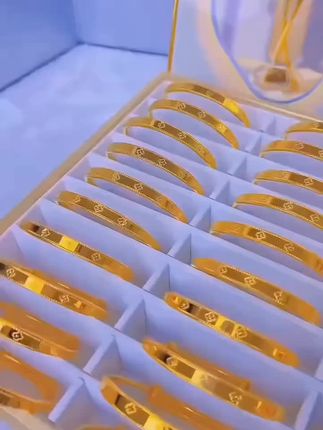 铜合金手镯 轻奢幸运四叶草手镯女时尚经典百搭显气质古法不掉色 #饰品饰品 #美爆了#手镯控#爱了爱了#你值得拥有 @DOU+上热门 @巨量千川