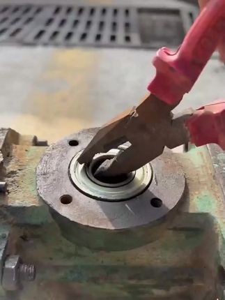 维修当中拆卸轴承,你们是不是还在敲敲打打?其实这个是有专用工具的,我们只需要把这个拉马的爪子张开,然后放到轴承里面,用手动扳手或者风炮去打这个大螺母。这样就可以很轻松的把轴承拆下来,而且不会损伤轴承和轴承座,真的是方便又实用!#好鞋推荐 #好东西一起分享