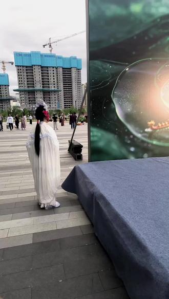最近网上很火的卧鱼是咋回事呢?查了一下原来如此:李慧娘卧鱼主要是为了表现她化为冤魂后,对人间的深深留恋与不甘挣扎。 这是秦腔《游西湖·鬼怨》中的经典绝技,用身体语言诉说悲怨。附☞《游西湖》主要是秦腔传统戏,讲的是南宋李慧娘和裴瑞卿生死相恋,反抗权奸贾似道的故事