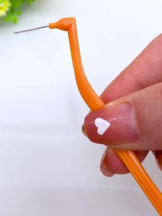 牙缝刷清洁口腔健康