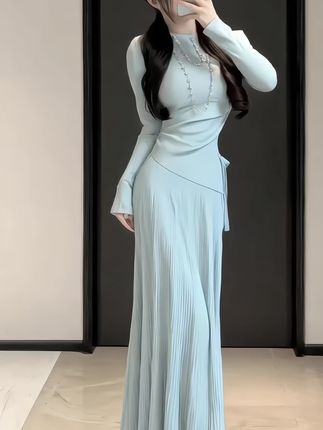 姐妹们,这套真的好显气质啊!它是一个两件套,上衣是这种polo领的,很显高级感,裙子垂感也很好,面料也是那种很柔软舒适的,这一套就是很慵懒随性的感觉,喜欢的姐妹可以试试。#高级感穿搭 #女人味穿搭 #气质轻熟风 #御姐风 #显瘦显高显气质