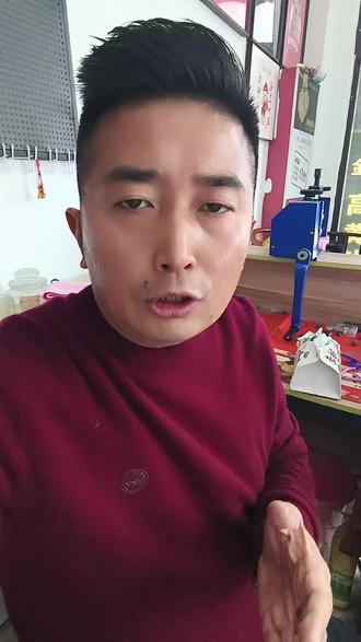 #国际金价下跌 各位朋友,我是做珠宝二十几年的苏宝华,跟大家说个今早金银行情!周一开盘现货金银直接续跌,黄金开盘就下探,跌破4700美元关键位,白银更是开盘1小时就跌了10%,这波是上周五暴跌的延续。核心就是美联储加息预期反转,再加杠杆资金踩踏,才把行情砸下来。但咱做这行的都清楚,金银长期保值逻辑没改,手里有货的别慌,想抄底的先稳一稳!#苏宝华 @抖音创作小助手 @苏宝华金银加工坊