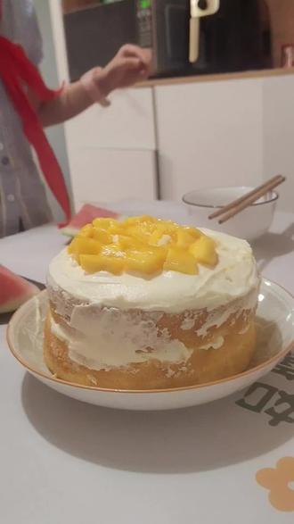 #专属幼儿小食光 #烘焙小能手 #儿童烘焙diy
小朋友亲手做蛋糕,
手忙脚乱,快乐加倍,
好吃不重要,开心最重要~