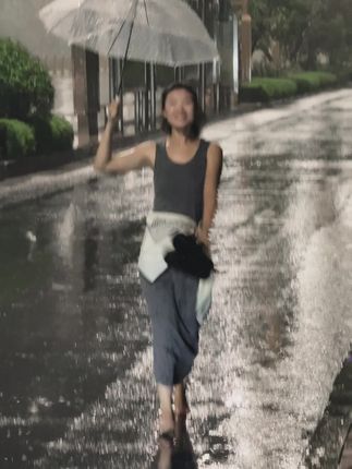 生活的健康快乐大方,行走在雨里也要心底有光,坦然接受平凡,天会晴,雨会停,没有什么糟糕会一直头顶! #那就在雨中放肆一次吧 #山东姑娘 #平凡之路