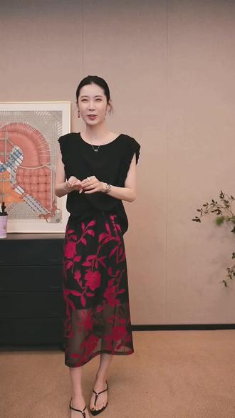 野蔷薇开在裙摆上,温柔了整个夏天🌸#半身裙 #半身裙的优雅和魅力 #气质的半裙穿搭 #半裙 #陈什么陈 @DOU+上热门