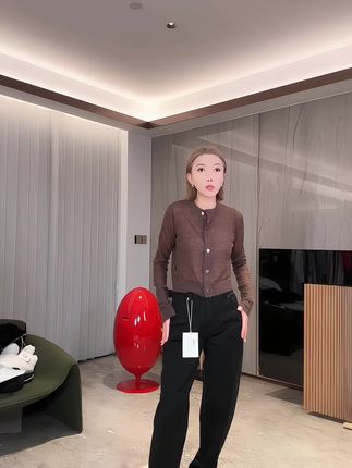 张张越推荐 💥 黑色直筒毛边牛仔裤 #牛仔裤天花板 #梨形身材穿搭 #显瘦穿搭 #高级感穿搭 #秋冬百搭且实穿的神裤合集