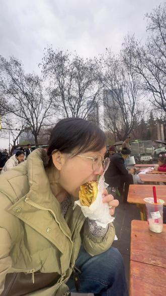 西安美食真多,电视塔旁5块钱一个的菜夹馍,把三合吃美了,太美味了#好吃不贵经济实惠宝藏美食 #年节最想吃的
