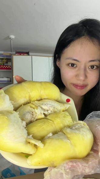 开到了19.9一斤的报恩榴莲,但是没拿稳…… #在家剥榴莲 #榴莲吃不够建议一直吃 #金枕榴莲肉 #开榴莲视频