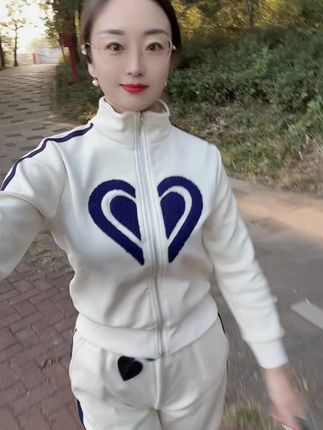 落叶知秋,岁月忽晚,又是一年秋,愿你冷暖有相知,喜乐有同享。#爱生活爱运动