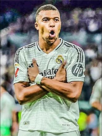 皇马球迷熬夜看完皇马对曼城的比赛,心情真是五味杂陈。1-2被逆转,主场两连败。最让人揪心的是,整场比赛,我们期待的那个身影——姆巴佩,只能焦急地坐在替补席上。
这不是一场普通的缺阵。看看这组数据,你就知道他对于现在的皇马意味着什么:
赛季至今球队总进球:45球
姆巴佩个人进球:25球
所占比例:高达55.6%
更关键的是,他是球队本赛季在欧冠赛场上的唯一全勤球员和绝对核心。有媒体统计,在本赛季姆巴佩没有进球的6场比赛里,皇马只赢下了其中2场。他的存在,几乎是皇马进攻火力的唯一保障。
昨晚的比赛就是最好的证明。尽管罗德里戈打破了长达9个月的进球荒为球队取得领先,但在需要有人一锤定音、扭转局面的关键时刻,锋线上始终缺少那个最致命的终结者。看着他在替补席上为球队申诉、干着急的样子,真的让人感受到一种深深的无力感。
姆巴佩的伤情(膝盖不适)让他赛前就缺席了训练,出战成疑。屋漏偏逢连夜雨,球队的防线也遭遇了严重的伤病潮。核心的缺阵,影响的远不止是比分,更是整支球队的士气和赢球的底气。
现在所有的美凌格,应该都在祈祷姆总能早日康复。皇马这艘巨舰需要他的引擎重新点燃,带领球队走出最近的低谷和阴霾。他的每一次登场,都承载着改写比赛、创造历史的可能。
#皇马 #姆巴佩 #欧冠 #皇马vs曼城