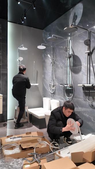 装修老板vlog,老板亲自动手干活! 安装花洒全过程#装修 #玉屏装修 #全屋定制 #欧派品界装饰 #搞笑我是认真的