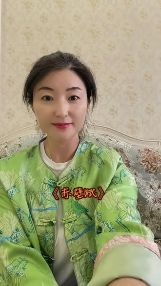 《赤壁赋》宋 苏轼
壬戌之秋,七月既望,苏子与客泛舟游于赤壁之下。清风徐来,水波不兴。举酒属客,诵明月之诗,歌窈窕之章。少焉,月出于东山之上,徘徊于斗牛之间。白露横江,水光接天。纵一苇之所如,凌万顷之茫然。浩浩乎如冯虚御风,而不知其所止,飘飘乎如遗世独立,羽化而登仙。
于是饮酒乐甚,扣舷而歌之。歌曰:桂棹兮兰桨,击空明兮溯流光。渺渺兮予怀,望美人兮天一方。客有吹洞箫者,倚歌而和之。其声呜呜然,如怨如慕,如泣如诉,余音袅袅,不绝如缕。舞幽壑之潜蛟,泣孤舟之嫠妇。
苏子愀然,正襟危坐,而问客曰:何为其然也?客曰:月明星稀,乌鹊南飞。此非曹孟德之诗乎?西望夏口,东望武昌,山川相缪,郁乎苍苍,此非孟德之困于周郎者乎?方其破荆州,下江陵,顺流而东也,舳舻千里,旌旗蔽空,酾酒临江,横槊赋诗,固一世之雄也,而今安在哉?况吾与子渔樵于江渚之上,侣鱼虾而友麋鹿,驾一叶之扁舟,举匏樽以相属。寄蜉蝣于天地,渺沧海之一粟。哀吾生之须臾,羡长江之无穷。挟飞仙以遨游,抱明月而长终。知不可乎骤得,托遗响于悲风。
苏子曰:客亦知夫水与月乎?逝者如斯,而未尝往也,盈虚者如彼,而卒莫消长也。盖将自其变者而观之,则天地曾不能以一瞬,自其不变者而观之,则物与我皆无尽也,而又何羡乎!且夫天地之间,物各有主,苟非吾之所有,虽一毫而莫取。惟江上之清风,与山间之明月,耳得之而为声,目遇之而成色,取之无禁,用之不竭。是造物者之无尽藏也,而吾与子之所共适。
客喜而笑,洗盏更酌。肴核既尽,杯盘狼籍。相与枕藉乎舟中,不知东方之既白。
#苏轼的豁达人生#古诗词的魅力