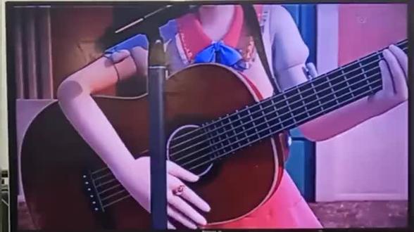 乐美和歌谣萌可一起唱歌。