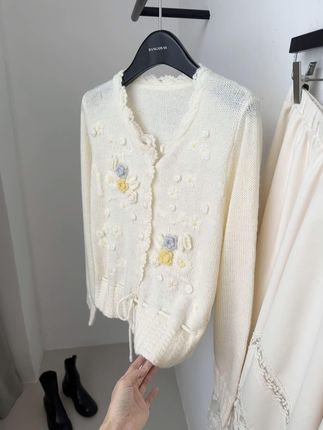 救命!这件针织开衫把秋日温柔焊在身上了 宝子们!BANGON 又来搞事情啦💥!这件奶乎乎的针织开衫,简直是秋日温柔杀本杀~立体小花花精致到犯规,软糯糯的质感,穿上像被云朵裹住,搭配裙子、裤子都超绝,谁穿谁是氛围感美女,快来店里 get,秋天的第一件温柔战袍必须是它~ #秋日温柔针织开衫 #立体小花针织衫太绝了 #奶芙芙外套 #针织衫