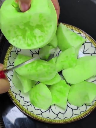 哇哦!我愿称它为苹果中的天花板!等了一年的青苹果🍏终于上市了!又脆又甜又好吃!果香浓郁,超级喜欢~小孕妇和孩子都超爱吃!#应季水果 #苹果#青苹果#新鲜应季水果#谁懂这一口的好吃程度