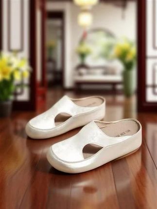 # 国潮凉鞋 | 2025新款太绝啦👡 宝子们,我最近挖到一双超赞的国潮鞋子。它既是包头凉鞋,又是懒人穆勒半拖鞋,还是洞洞鞋,一鞋三用超实用。 🎨设计:国潮风满满,时尚感拉满。 👞材质:上脚舒适,质感超棒。 🌈搭配:各种风格都能轻松驾驭。 💰价格:性价比超高,学生党友好。 #2025新款 #女鞋 #洞洞鞋 #时尚好物