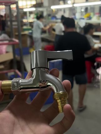 家里水流量太小 无法满足日常用水需求那就赶紧来看看这款铜牙铜嘴一体成型陶瓷片阀芯洗衣机水龙头 轻松满足日常用水需求#源头实力厂家 #工厂实拍视频 #洗衣机水龙头 #居家必备