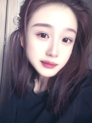 当然要拍照了,万一美颜更新不见了,又万一自己有一天变老了就拍不出现在的效果了,拿美颜取悦自己,不服的也去拍拍,万一你也好看呢……哈哈#侧脸比正脸好看系列