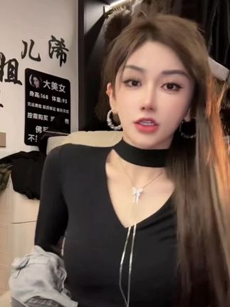#谁穿谁好看 【大美女的醉爱】小心机蕾丝露背拼接挂脖v领上衣#辣妹穿搭 #穿搭小心机 #打底衫 #今天穿什么