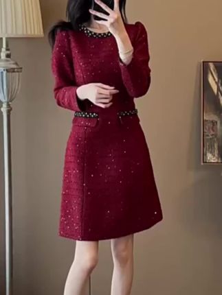 秋季御姐轻熟风新年红色裙子女设计气质减龄富家千金小香风连衣裙#小香风连衣裙#红色连衣裙穿搭#秋季轻熟风穿搭#御姐风穿搭#新年战袍推荐