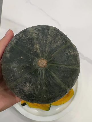 一口沦陷的板栗味贝贝南瓜! 山东产地直供的贝贝南瓜,自然老熟不催熟,皮薄肉厚咬开全是绵密果肉。 微波炉叮5分钟,满屋都是栗子香,口感粉糯细腻,几乎没有纤维感。 富含膳食纤维和维生素,当早餐、做辅食都合适,老人小孩都爱吃。#每日一更 #贝贝南瓜 #强烈推荐 #赶紧来尝尝 @抖加🔥上热门🔥dou+🔥热点宝 现摘现发,新鲜品质看得见,赶紧囤起来尝鲜~