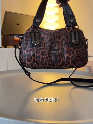 成熟女士必备的一款包包来啦,霸气的豹纹是气质的象征哦~#包包推荐 #包包控每天更新 #妈妈包 #中年女包 #豹纹包包