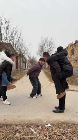 这年头可得看好自己的媳妇,了不得…#农村生活 #搞笑 #回村过年