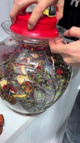这个季节是蕨菜的高发期,到处都是,摘回来吃不完的跟着这样做了储放起来慢慢吃,一年到头都不会坏#蕨菜做法 #泡蕨菜制作教程