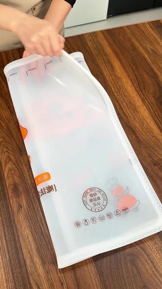 老式案板用着总粘面还乱跑,换上这款硅胶揉面垫,日常做面食顺手不少。#厨房好物推荐 #居家日用好物 #揉面垫