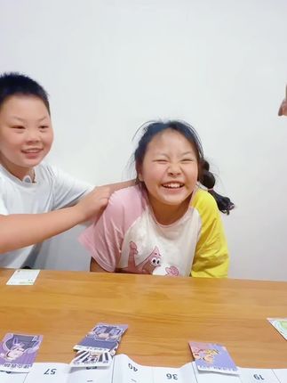 晚上一起玩历史卡牌 听哥哥给我们讲历史事件,好玩又涨知识!同款戳左下角!#家庭vlog日常 #亲子 #日常生活 #陪伴孩子成长