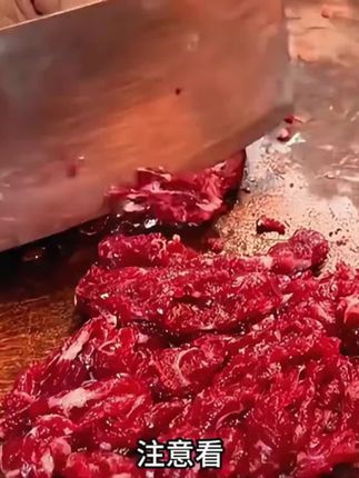 他瞒着老板把牛肉塞进泡面桶就能赚10块... #泡面 #牛肉面 #好吃到停不下来 #美食 #牛肉