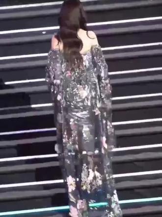 “谢谢你的存在,承担了我的爱。”
"Thank you for your existence and bearing my love."
你的出现为我带来了永恒的春
于是我的爱与灵魂亘古长青#白鹿白梦妍#白鹿叶璃#白鹿李佩仪#情人节快乐