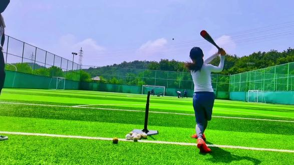 大夏天训练真是遭罪😨但孩子依然坚持👏加油吧😘⚾️#日常训练 #运动女孩 ##棒垒球 #棒球少女 #第一堂棒球课