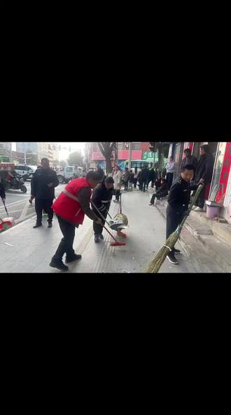 元宵踩街万人热闹过后,最震撼的不是场面,而是环卫工人们立刻行动、还原干净。平凡的人,做着最了不起的事,这一幕,连网红大咖@珠之窝 都被感动点赞!#城市美容师 #城市美容师辛苦啦 #老家越来越美