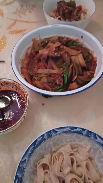 #面食分享 #西北美食#王姐厨房日记
民勤茄辣西手工碱面
你当在武威民勤提到的“手工碱面+茄辣西”,这碗面承载了满满的民勤家常味,也是民勤一带游子的乡愁美食。
灵魂组合:手工碱面 × 茄辣西
手工碱面:面粉加碱水揉制,口感筋道爽滑,带有独特的麦香和碱香,比普通面条更耐嚼。
茄辣西:武威家常“三宝”(茄子、辣子、西红柿)。茄子软糯吸汁,西红柿炒出红汤,青椒提供鲜辣,整体酸辣开胃,汤汁浓郁,是拌面的绝佳浇头。