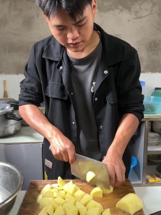 姑姑带了排骨过来,用来做个土豆烧排骨,小孩子很喜欢吃。#我的农村生活 #家常菜