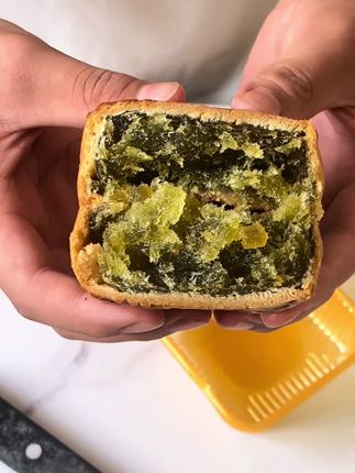 你们喜欢这样的月饼吗🥮#软糯香甜 #新鲜出炉 #月饼 #每日分享