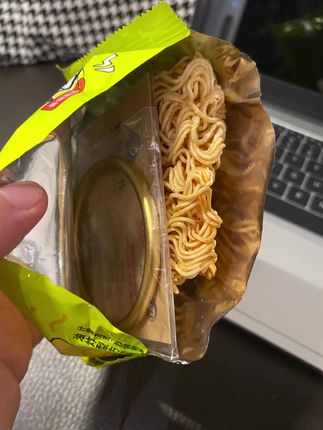哈哈哈哈哈!余校长你真配享太庙!! 有消费者吃千脆面硌掉了牙齿!老板急疯了,立马决定拿出1000万换成等价值黄金回馈所有消费者!现在买干脆面每一箱都有黄金!冲冲冲!#余校长干脆面赔了1000 万#干脆面#箱箱塞黄金 #惊喜
