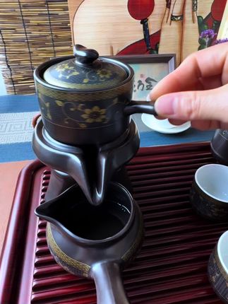 喜欢喝茶的朋友,这套创意创意十足的#懒人自动茶具套装 一定要备一套啊,闲暇时约上三五好友喝茶不怕烫手还很有氛围感#召唤茶友 #喝茶dou有仪式感 #从泡杯茶开始享受生活