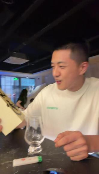 今天店里来了个日本妞#段子 #威士忌 #酒吧 #山崎