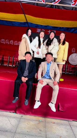 今天我们十堰城乡大舞台正式放假啦 正月初十我们不见不散!!!#十堰城乡大舞台 #过年氛围提前搞起来了 #过年 #过年了过年了 #过年放假了