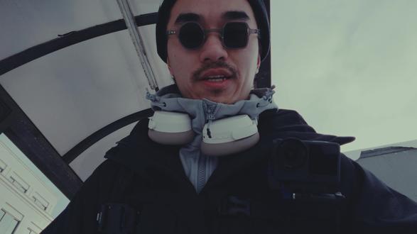 在浪漫的流水线上,我为陌生人纪录真实的爱 | 小樽vlog 这个故事都源于那条被遗弃的情书同款围巾,
我们都在追求独一无二的爱情,
却又往往排队等待同一个名为“浪漫”的模版。
我们的浪漫,
是不是已经变成了一种流水线上的快消品?
一张车票,一个定位,一份标准化的滤镜参数,
然后,我们就可以从货架上领走一份名为“电影感”的视觉产品。
但,
关于“浪漫”的景观也许是流水线生产的商品,
但你遇到的这些具体的瞬间,具体的可爱的人,
仍然是不可复制的生命回忆。
也是你们独有的,在这个世界留下的印记。
在小樽的天狗山上,
我在寒风中吹了一个下午,
偷偷哭了两场,
也为陌生人们拍了几张照片。
Love&Peace( •̀ ω •́ )y
-
#北海道 #小樽 #情书 #旅行vlog #春节旅行好去处